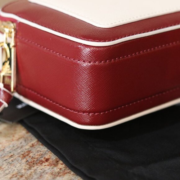 Marc Jacobs The Sure Shot Bag – Chic, Compact, and Versatile! - Picture 9 of 11